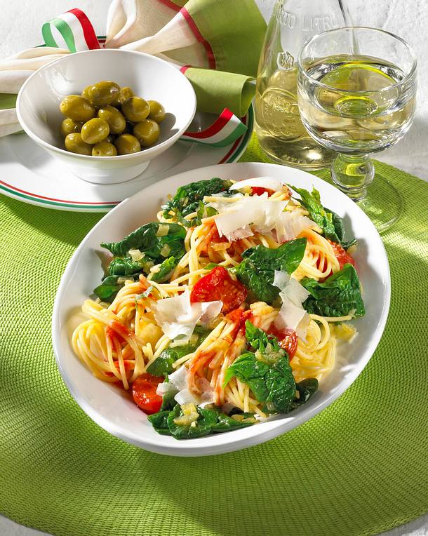 Spaghetti mit Spinat, Tomaten und Parmesan Rezept | LECKER