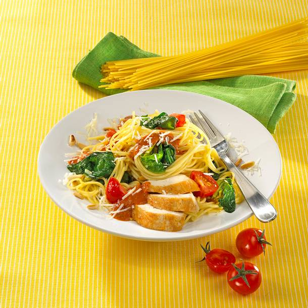 Spaghetti mit Spinat und Hähnchen in Tomaten-Senfsoße Rezept Spaghetti mit Spinat und Hähnchen in Tomaten-Senfsoße Rezept