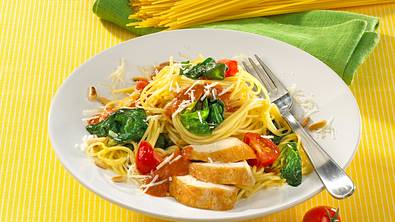 Spaghetti mit Spinat und Hähnchen in Tomaten-Senfsoße Rezept - Foto: LECKER @ Bauer Media Group