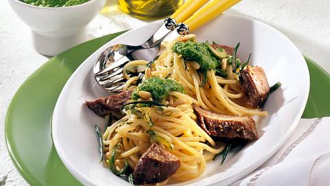 Spaghetti mit Spinatpesto und Lammlachse Rezept - Foto: Maass