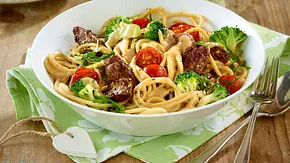 Spaghetti mit Steakstreifen, Brokkoli und Kirschtomaten Rezept - Foto: LECKER @ Bauer Media Group