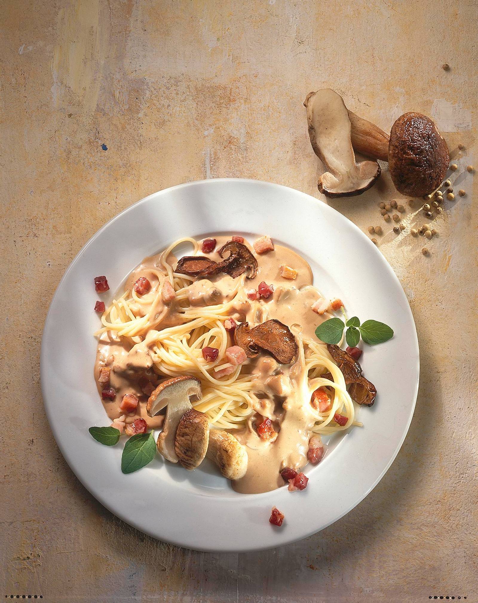 Spaghetti mit Steinpilz-Speck-Soße Rezept | LECKER