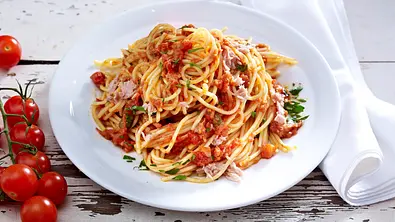 Spaghetti mit Thunfisch-Tomaten-Soße Rezept - Foto: LECKER @ Bauer Media Group