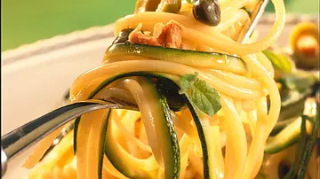 Spaghetti mit Thunfischsoße Rezept - Foto: LECKER @ Bauer Media Group Spaghetti mit Thunfischsoße Rezept - Foto: LECKER @ Bauer Media Group