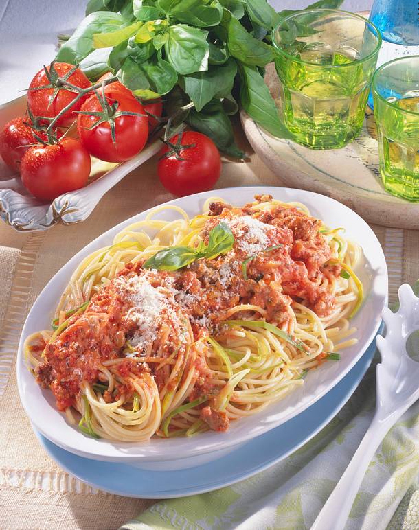 Spaghetti mit Tomaten-Hack-Soße Rezept | LECKER