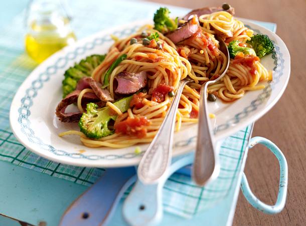 Spaghetti mit Tomaten-Kapern-Sambal und Steakstreifen Rezept