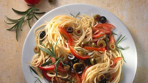 Spaghetti mit Tomaten-Oliven-Soße Rezept - Foto: House of Food / Bauer Food Experts KG