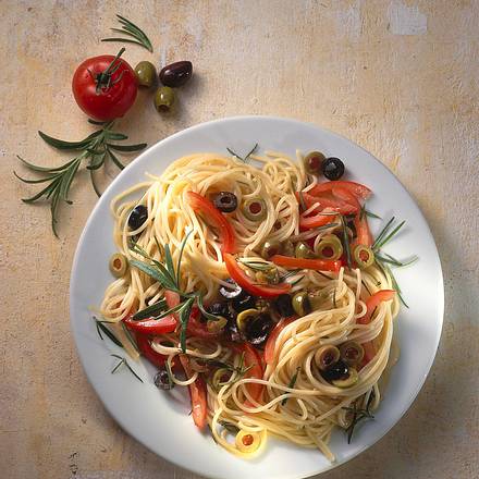 Spaghetti mit Tomaten-Olivensoße Rezept Spaghetti mit Tomaten-Olivensoße Rezept