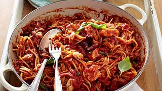 Spaghetti mit Tomaten-Thunfisch-Sugo Rezept - Foto: House of Food / Bauer Food Experts KG