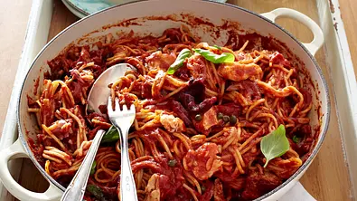Spaghetti mit Tomaten-Thunfisch-Sugo Rezept - Foto: LECKER @ Bauer Media Group