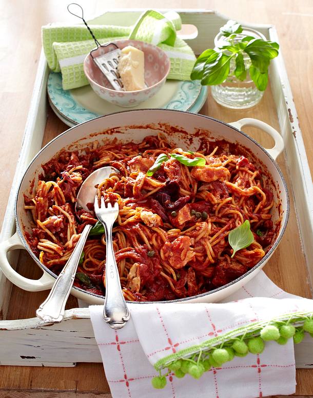 Spaghetti mit Tomaten-Thunfisch-Sugo Rezept | LECKER
