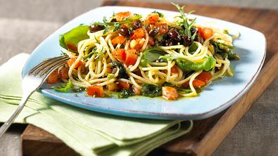 Spaghetti mit Tomaten und Oliven Rezept - Foto: LECKER @ Bauer Media Group