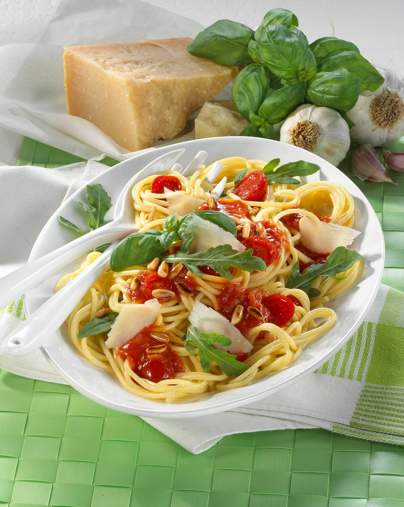 Spaghetti mit Tomatensoße, Rauke und Pinienkerne Rezept | LECKER