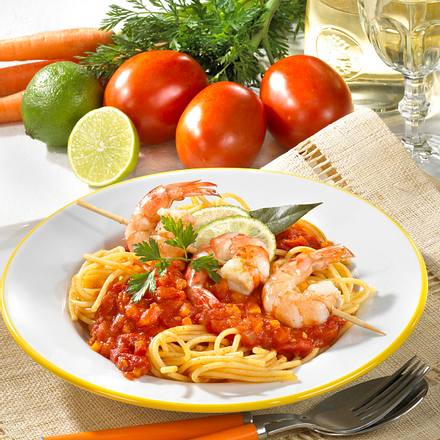 Spaghetti mit Tomatensoße und Garnelen-Spieße Rezept Spaghetti mit Tomatensoße und Garnelen-Spieße Rezept