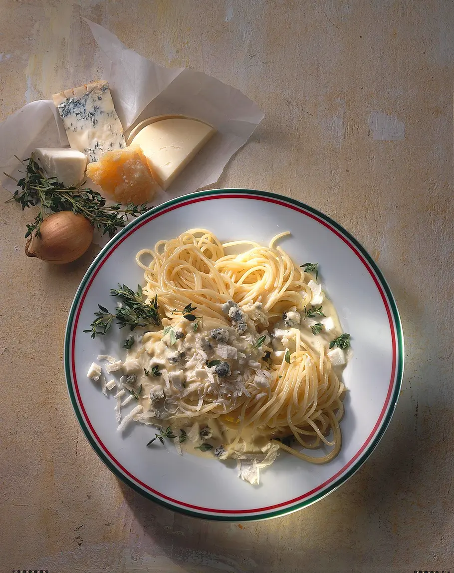 Spaghetti mit Vier-Käse-Soße Rezept