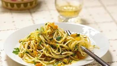 Spaghetti mit Weißbrotbrösel Rezept - Foto: LECKER @ Bauer Media Group