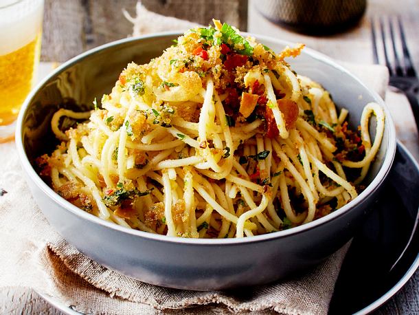 Spaghetti mit Zitronen-Kräuter-Bröseln Rezept | LECKER