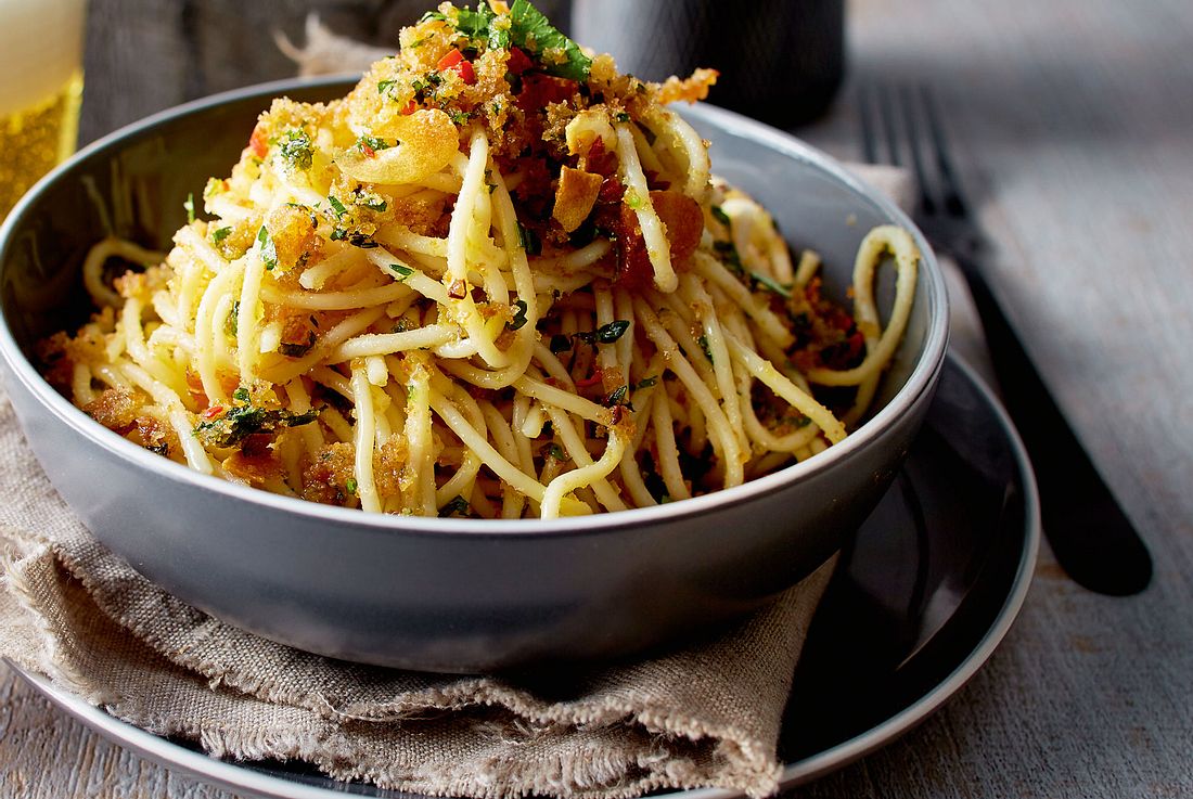 Spaghetti mit Zitronen-Kräuter-Bröseln Rezept | LECKER