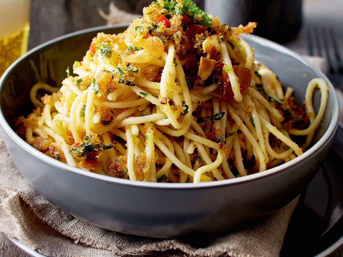 Spaghetti mit Zitronen-Kräuter-Bröseln Rezept
