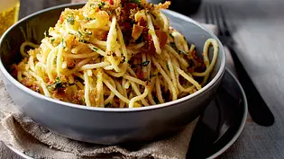 Spaghetti mit Zitronen-Kräuter-Bröseln Rezept - Foto: LECKER @ Bauer Media Group Spaghetti mit Zitronen-Kräuter-Bröseln Rezept - Foto: LECKER @ Bauer Media Group