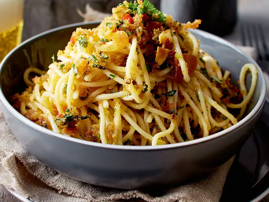 Spaghetti mit Zitronen-Kräuter-Bröseln Rezept Spaghetti mit Zitronen-Kräuter-Bröseln Rezept