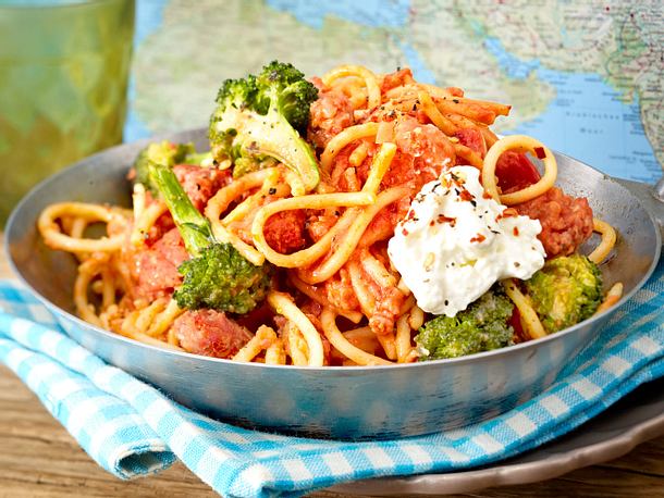 Spaghetti mit Zwiebelmett in Tomaten-Harissa-Soße Rezept Spaghetti mit Zwiebelmett in Tomaten-Harissa-Soße Rezept