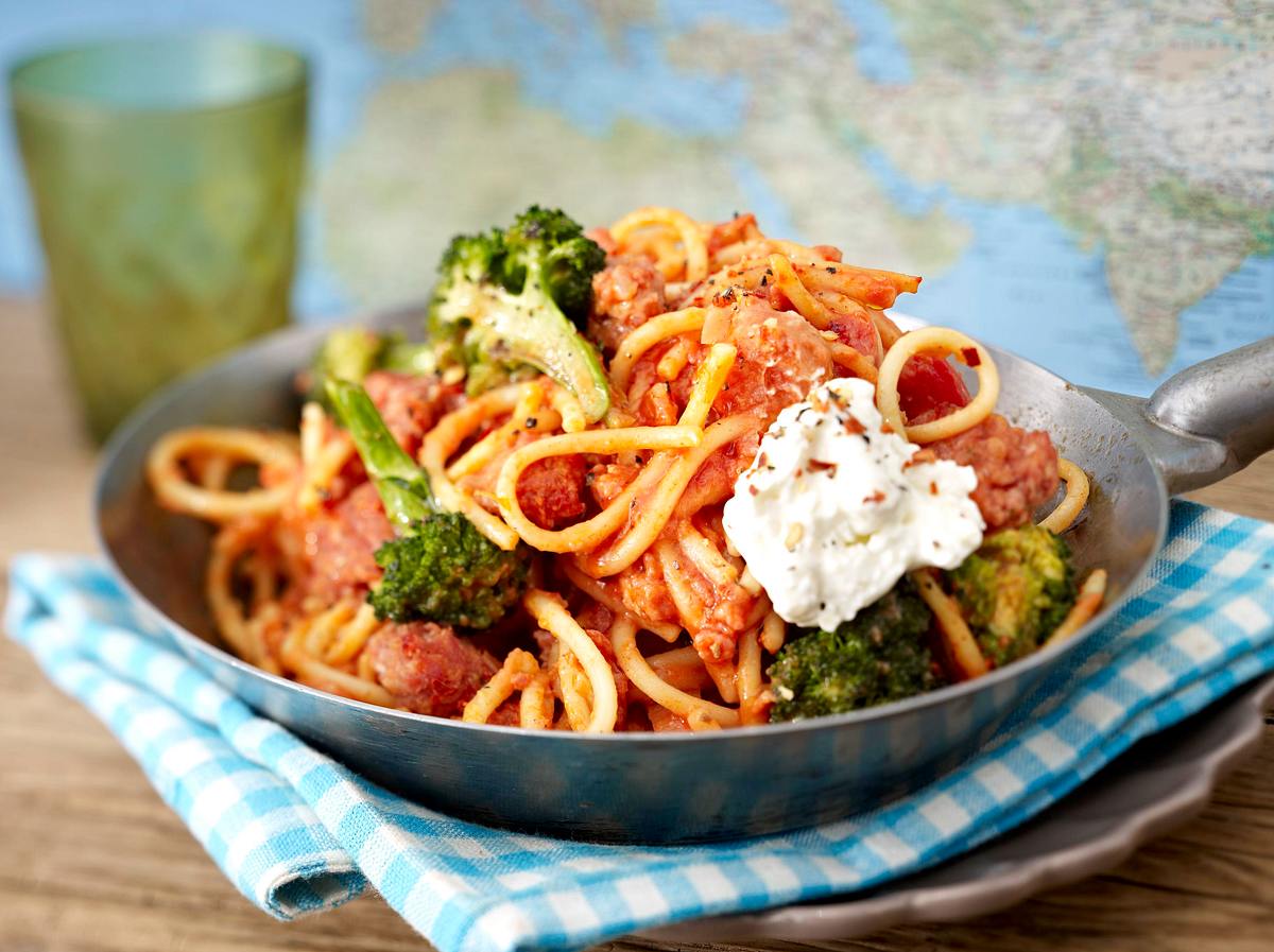 Spaghetti mit Zwiebelmett in Tomaten-Harissasoße Rezept