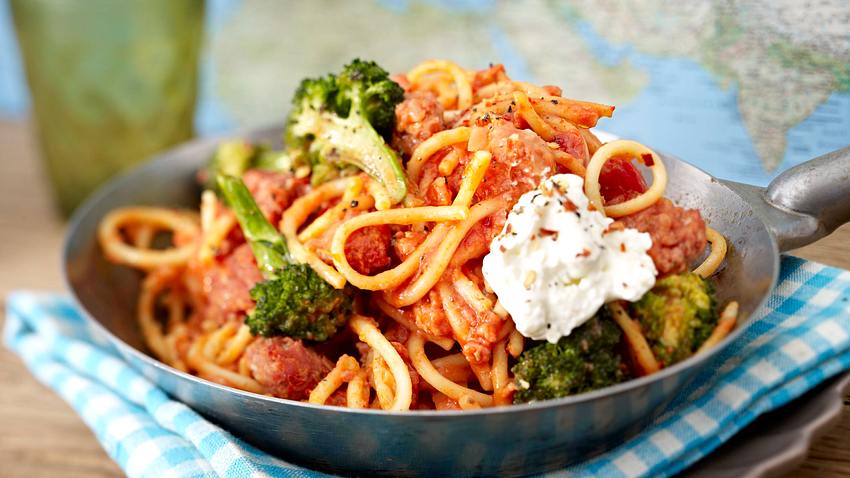 Spaghetti mit Zwiebelmett in Tomaten-Harissasoße Rezept - Foto: House of Food / Bauer Food Experts KG