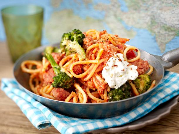 Spaghetti mit Zwiebelmett in Tomaten-Harissasoße Rezept Spaghetti mit Zwiebelmett in Tomaten-Harissasoße Rezept