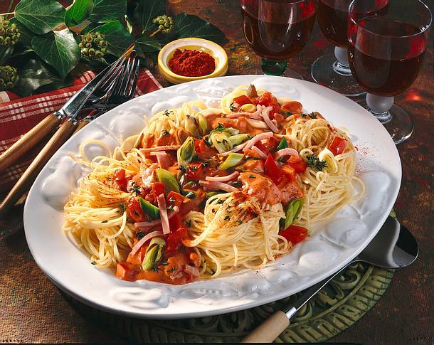 Spaghetti-Nester mit Gemüse-Soße Rezept Spaghetti-Nester mit Gemüse-Soße Rezept