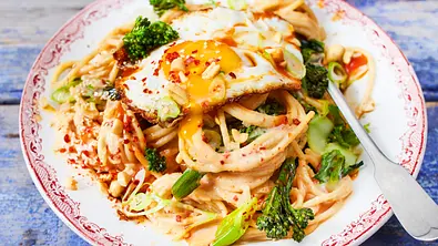 Spaghetti „Pad Thai“ mit Spiegelei Rezept - Foto: LECKER @ Bauer Media Group