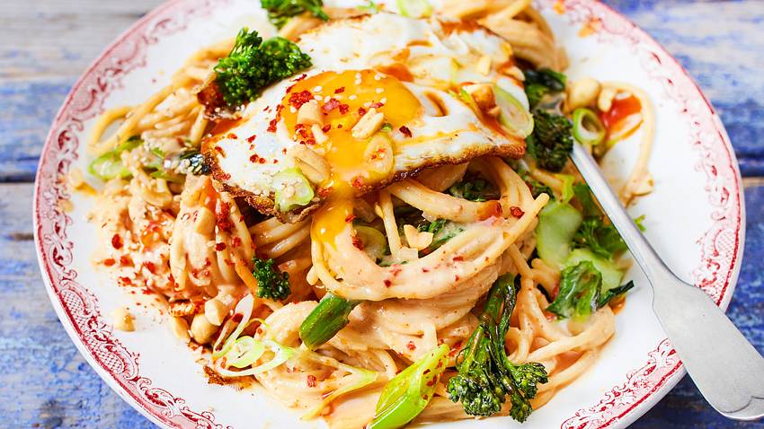 Spaghetti „Pad Thai“ mit Spiegelei Rezept - Foto: House of Food / Bauer Food Experts KG