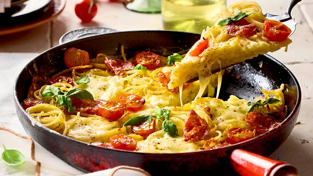 Spaghetti-Pizza in der Pfanne - Foto: LECKER @ Bauer Media Group