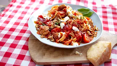 Spaghetti und Tomatenquartett mit Mett Rezept - Foto: LECKER @ Bauer Media Group