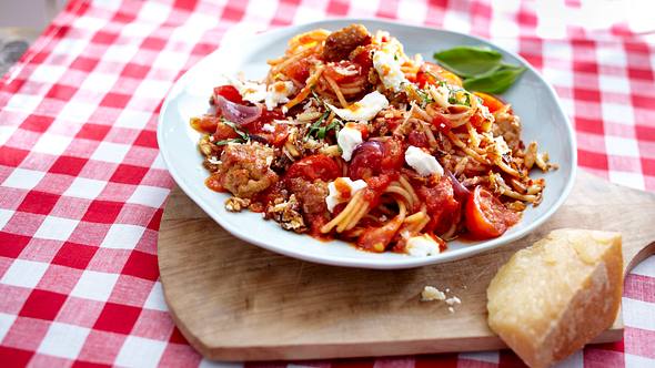 Spaghetti und Tomatenquartett mit Mett Rezept - Foto: House of Food / Bauer Food Experts KG