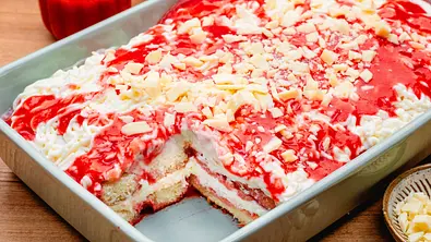 Spaghettieis-Tiramisu mit Erdbeersoße und Schokoraspel. - Foto: ShowHeroes für LECKER @ Bauer Media Group