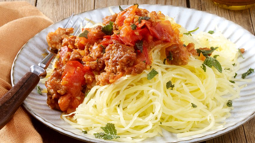 Spaghettikürbis mit Bolognese Rezept - Foto: House of Food / Bauer Food Experts KG