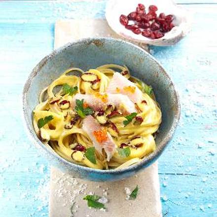 Spaghettini mit Kurkuma-Sahnecreme und Cranberries Rezept Spaghettini mit Kurkuma-Sahnecreme und Cranberries Rezept