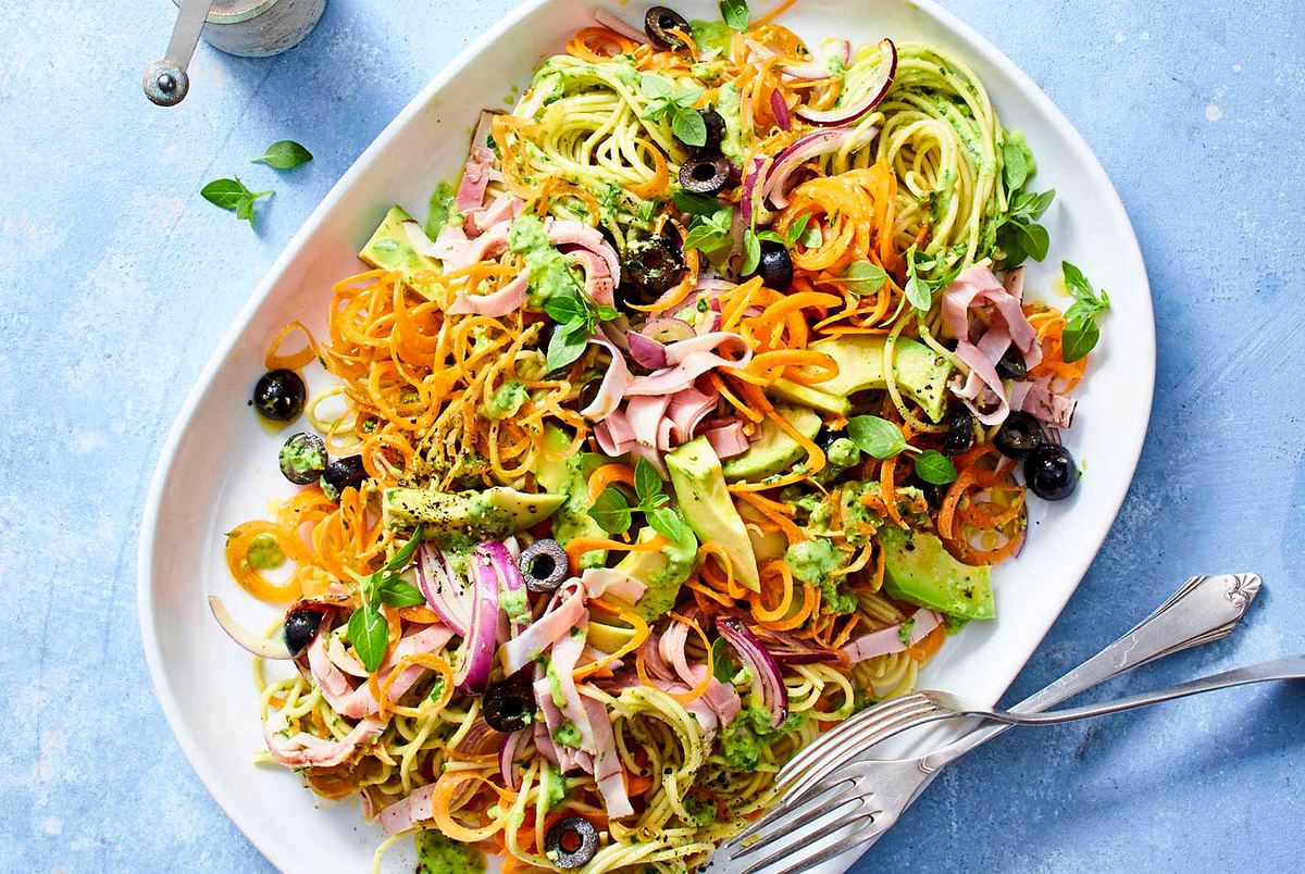 Spaghetti−Salat mit Avocado-Kräuter-Dressing Rezept