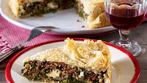 Spanakopita (griechischer Hack-Spinat-Kuchen) Rezept - Foto: House of Food / Bauer Food Experts KG