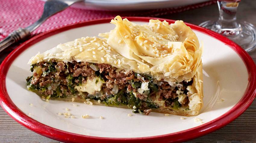 Spanakopita (griechischer Hack-Spinat-Kuchen) Rezept - Foto: House of Food / Bauer Food Experts KG