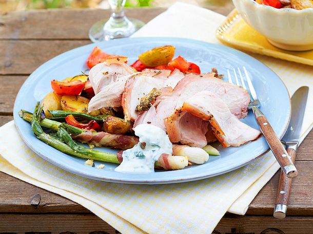 Spanferkelkeule mit gegrillten Lauchzwiebeln und Röstkartoffeln Rezept Spanferkelkeule mit gegrillten Lauchzwiebeln und Röstkartoffeln Rezept