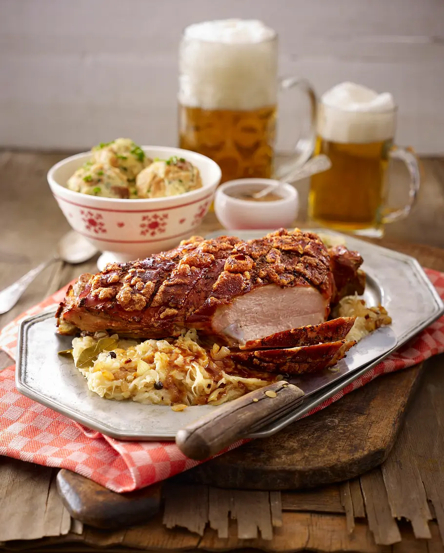 Spanferkelkeule mit Kraut und Semmelknödeln Rezept Spanferkelkeule mit Kraut und Semmelknödeln Rezept