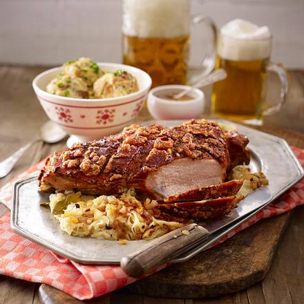 Spanferkelkeule zu Sauerkraut und Semmelklößen Rezept Spanferkelkeule zu Sauerkraut und Semmelklößen Rezept