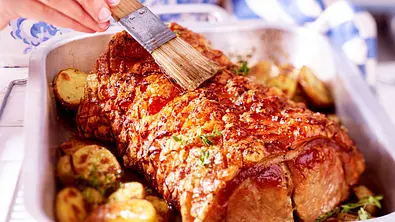 Spanferkelrücken mit Röstkartoffeln Rezept - Foto: LECKER @ Bauer Media Group