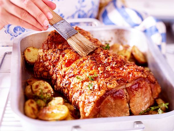 Spanferkelrücken mit Röstkartoffeln Rezept Spanferkelrücken mit Röstkartoffeln Rezept