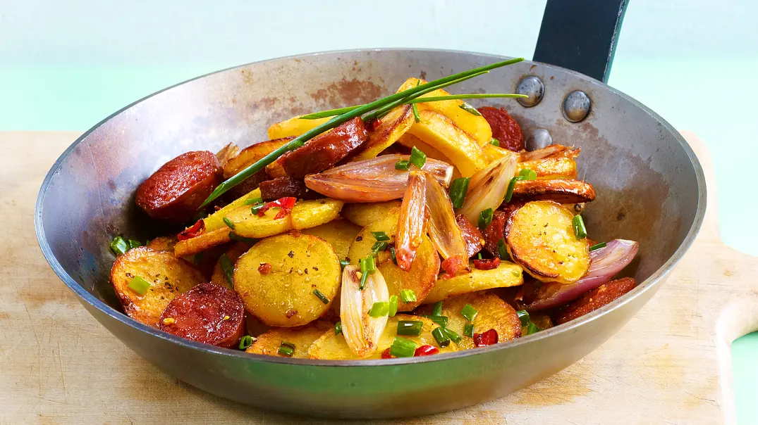 Spanische Kartoffelpfanne mit Chorizo Rezept - Foto: LECKER @ Bauer Media Group Spanische Kartoffelpfanne mit Chorizo Rezept - Foto: LECKER @ Bauer Media Group
