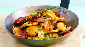 Spanische Kartoffelpfanne mit Chorizo Rezept - Foto: LECKER @ Bauer Media Group Spanische Kartoffelpfanne mit Chorizo Rezept - Foto: LECKER @ Bauer Media Group