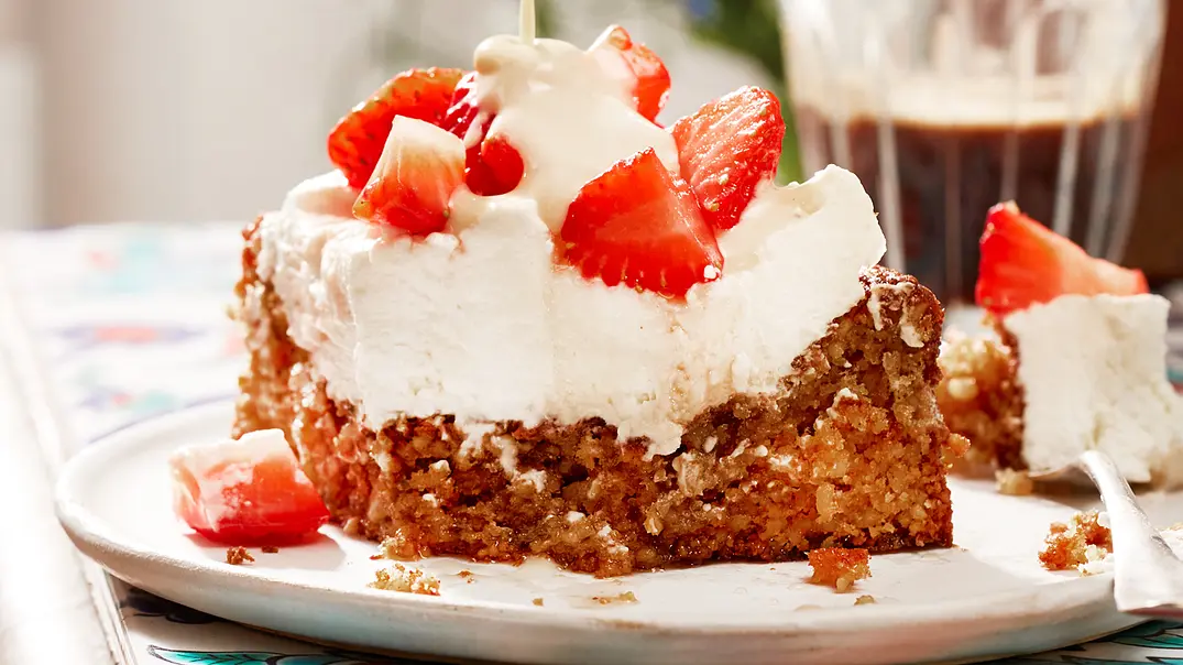 Spanische Mandelschnitte mit Beeren Rezept - Foto: LECKER @ Bauer Media Group Spanische Mandelschnitte mit Beeren Rezept - Foto: LECKER @ Bauer Media Group