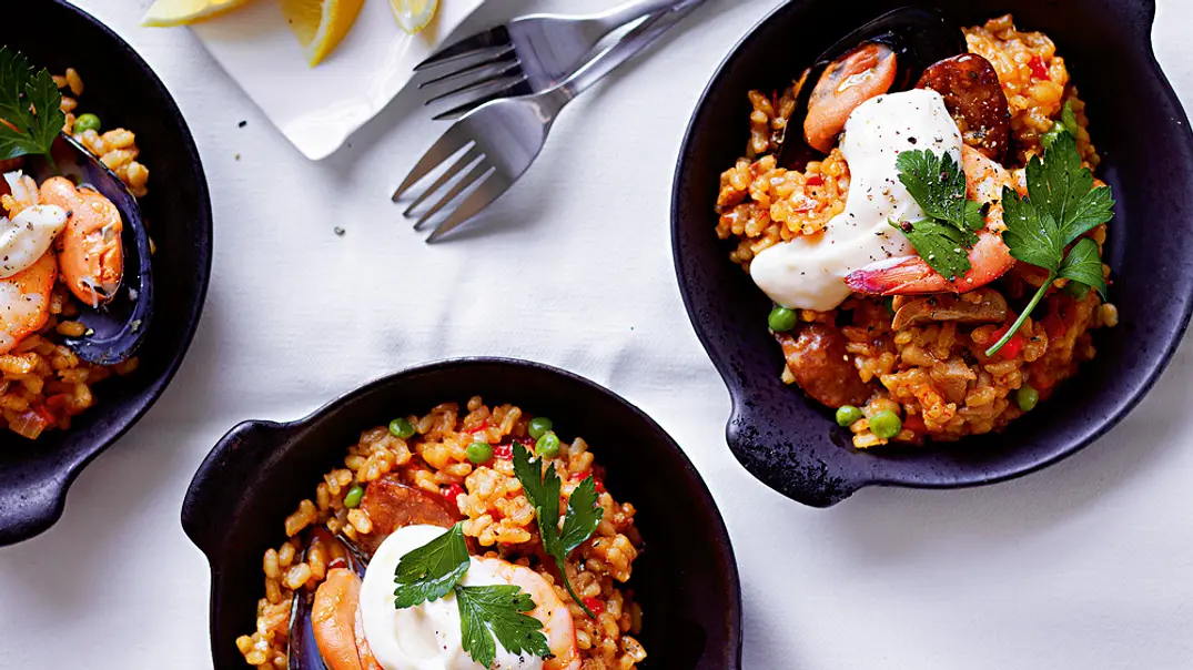 Spanische Paellapfännchen Rezept - Foto: LECKER @ Bauer Media Group Spanische Paellapfännchen Rezept - Foto: LECKER @ Bauer Media Group